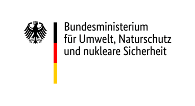 Logo des Bundesministeriums für Umwelt, Naturschutz und nukleare Sicherheit mit schwarz-rot-goldenem Farbverlauf.