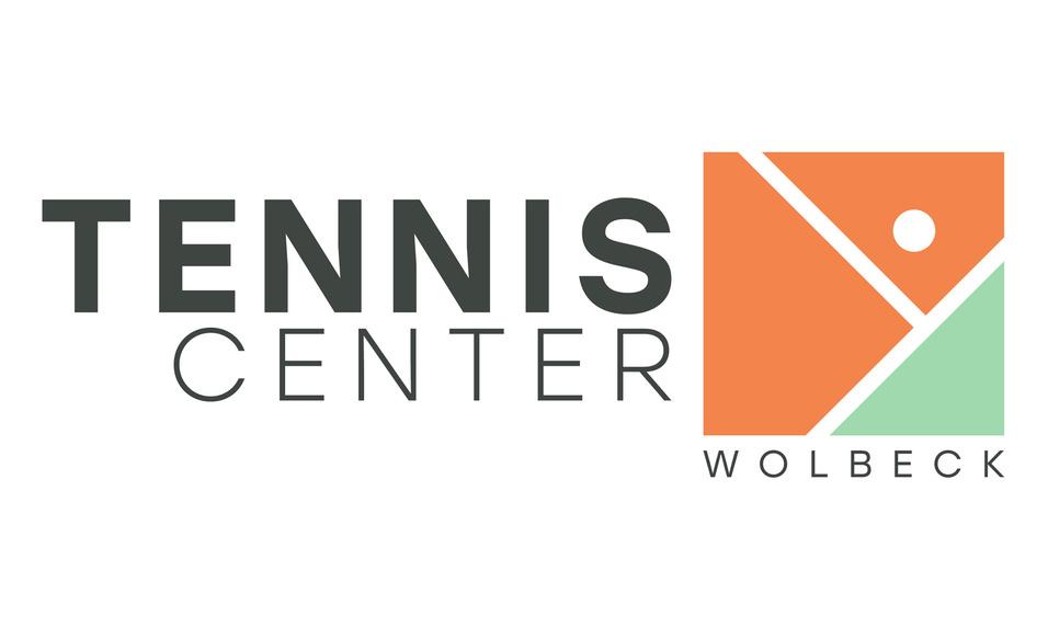 Logo des Tennis Centers Wolbeck mit stilisierter Tennisspieler-Grafik und orange-grüner Farbgestaltung.