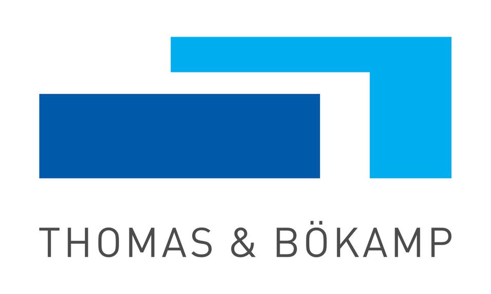 Logo von Thomas & Bökamp mit blauen geometrischen Formen und dem Schriftzug in Grau darunter.